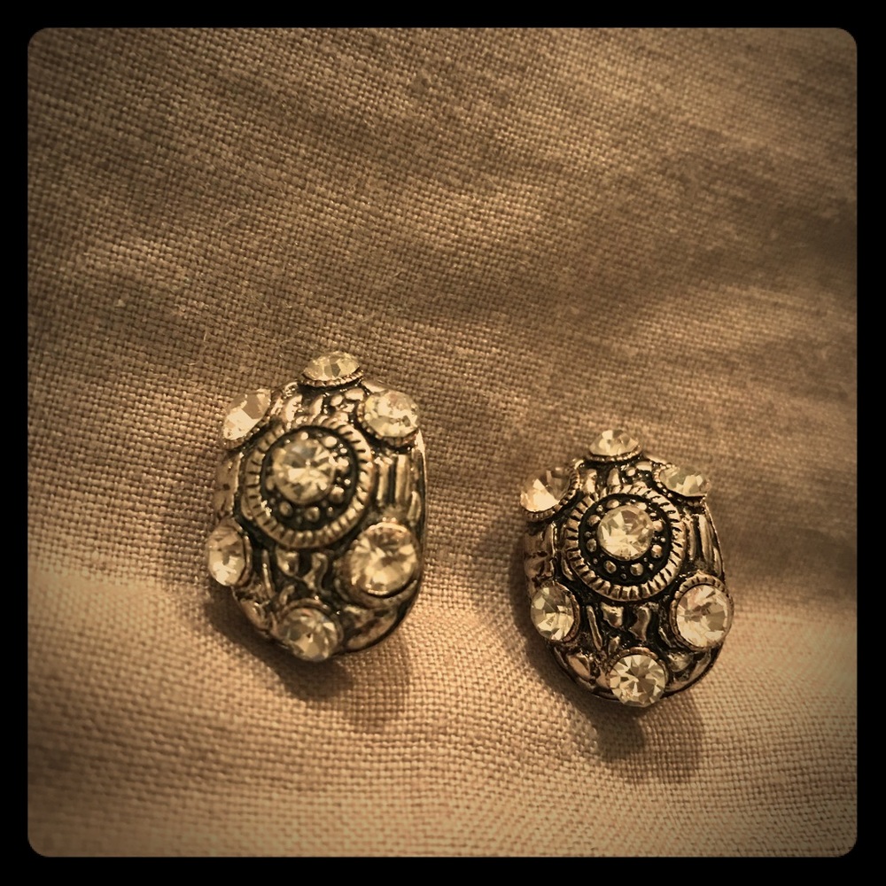 Antique-looking rhinestone clip on earrings.